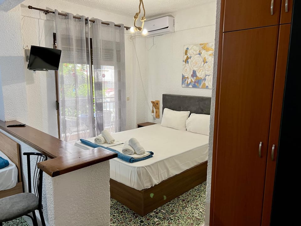 Bed, TV and multimedia, Photo of the whole room, towels, wardrobe, air conditioner