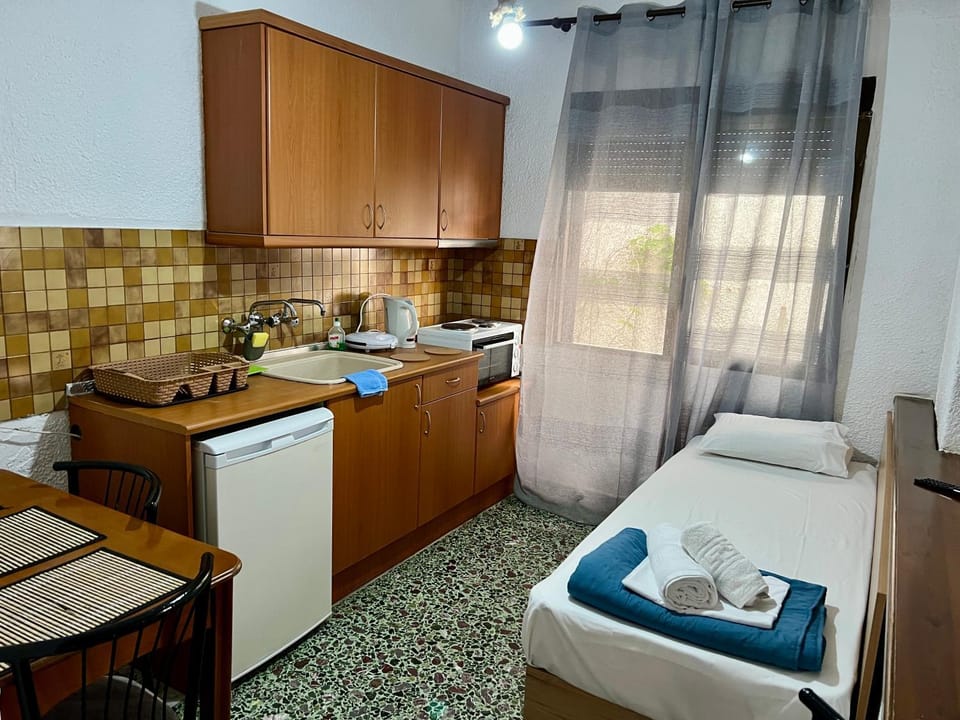 Bed, Kitchen or kitchenette, Dining area