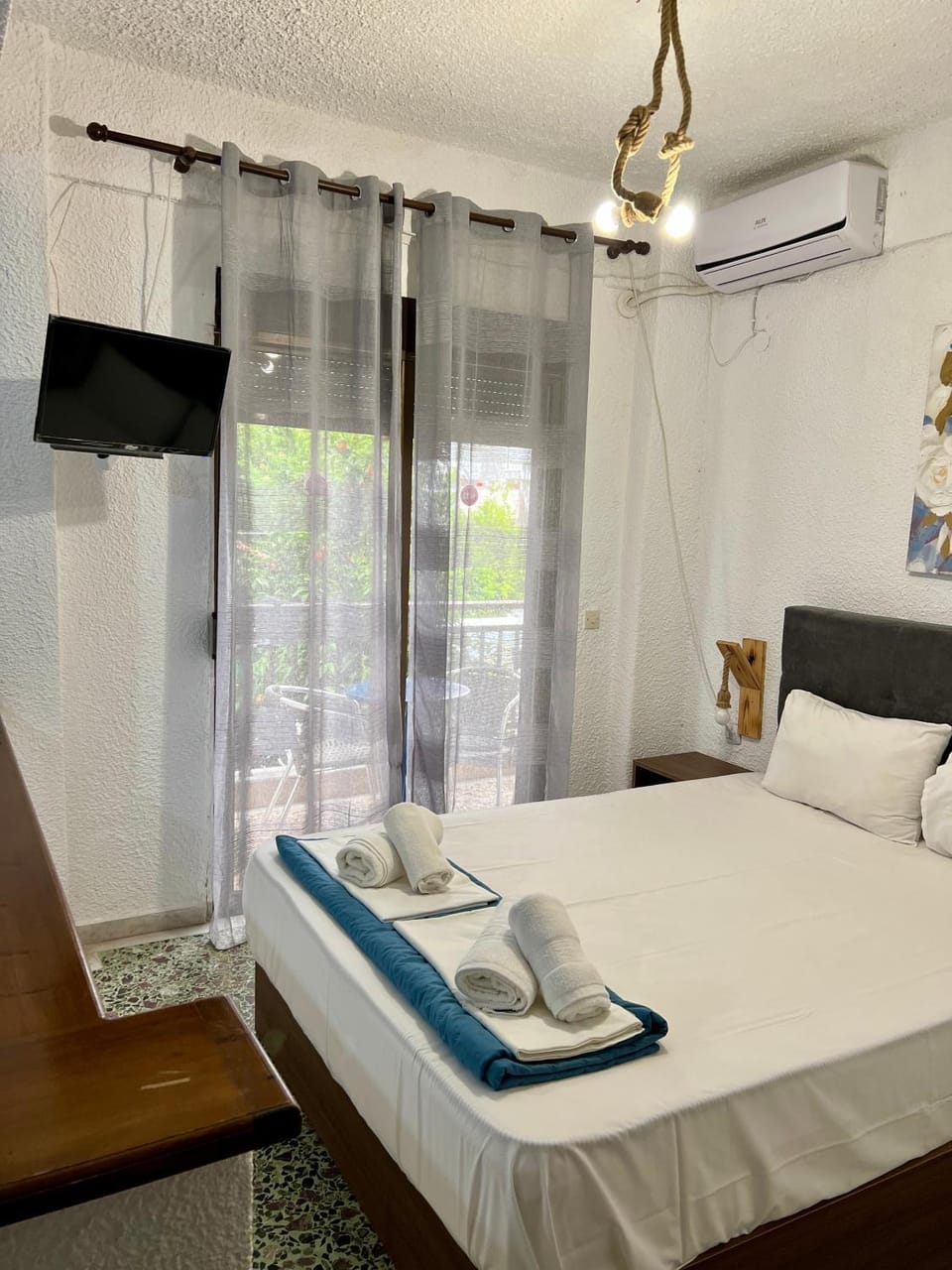 Bed, TV and multimedia, air conditioner