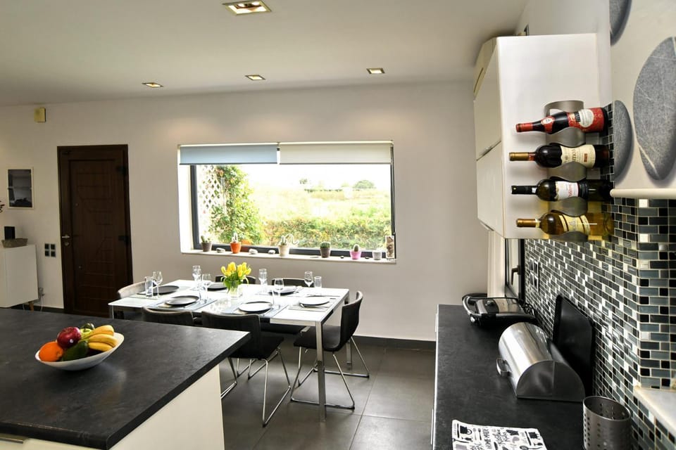 Kitchen or kitchenette, Food and drinks, Dining area