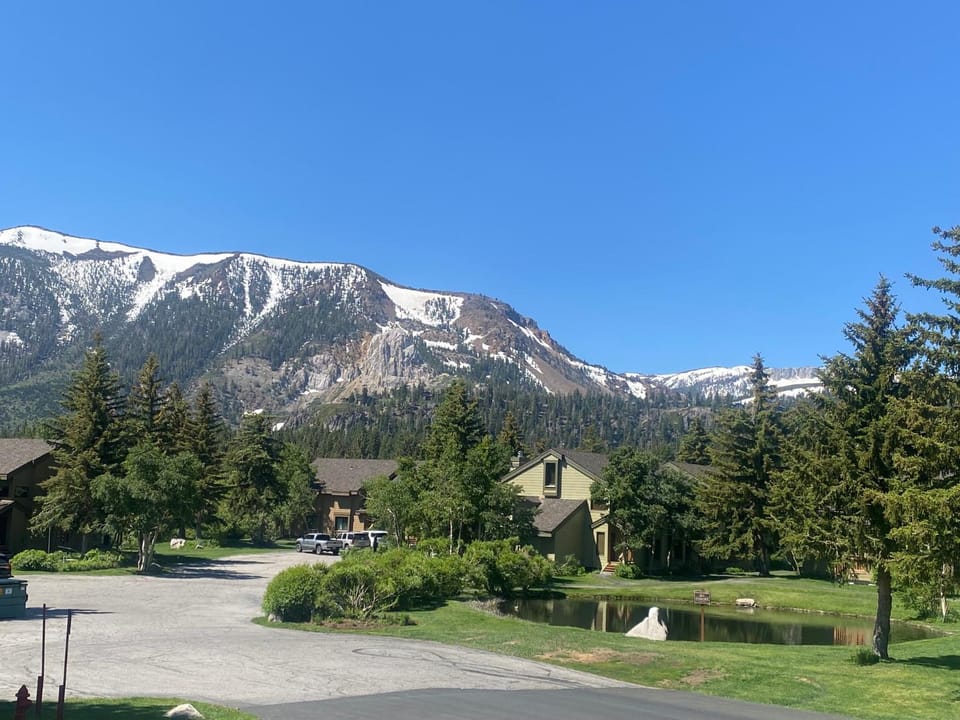Snowcreek II 2 plus loft 2 bathroom end unit condo sleeping 8 people with amazing mountain view House in Mammoth Lakes