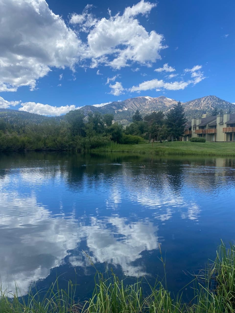 Snowcreek II 2 plus loft 2 bathroom end unit condo sleeping 8 people with amazing mountain view House in Mammoth Lakes
