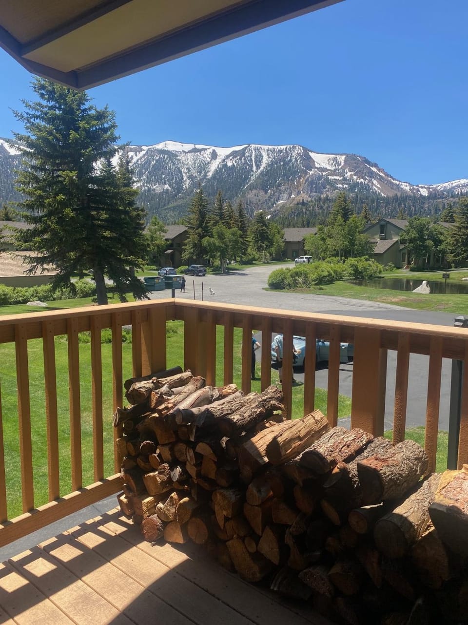 Snowcreek II 2 plus loft 2 bathroom end unit condo sleeping 8 people with amazing mountain view House in Mammoth Lakes