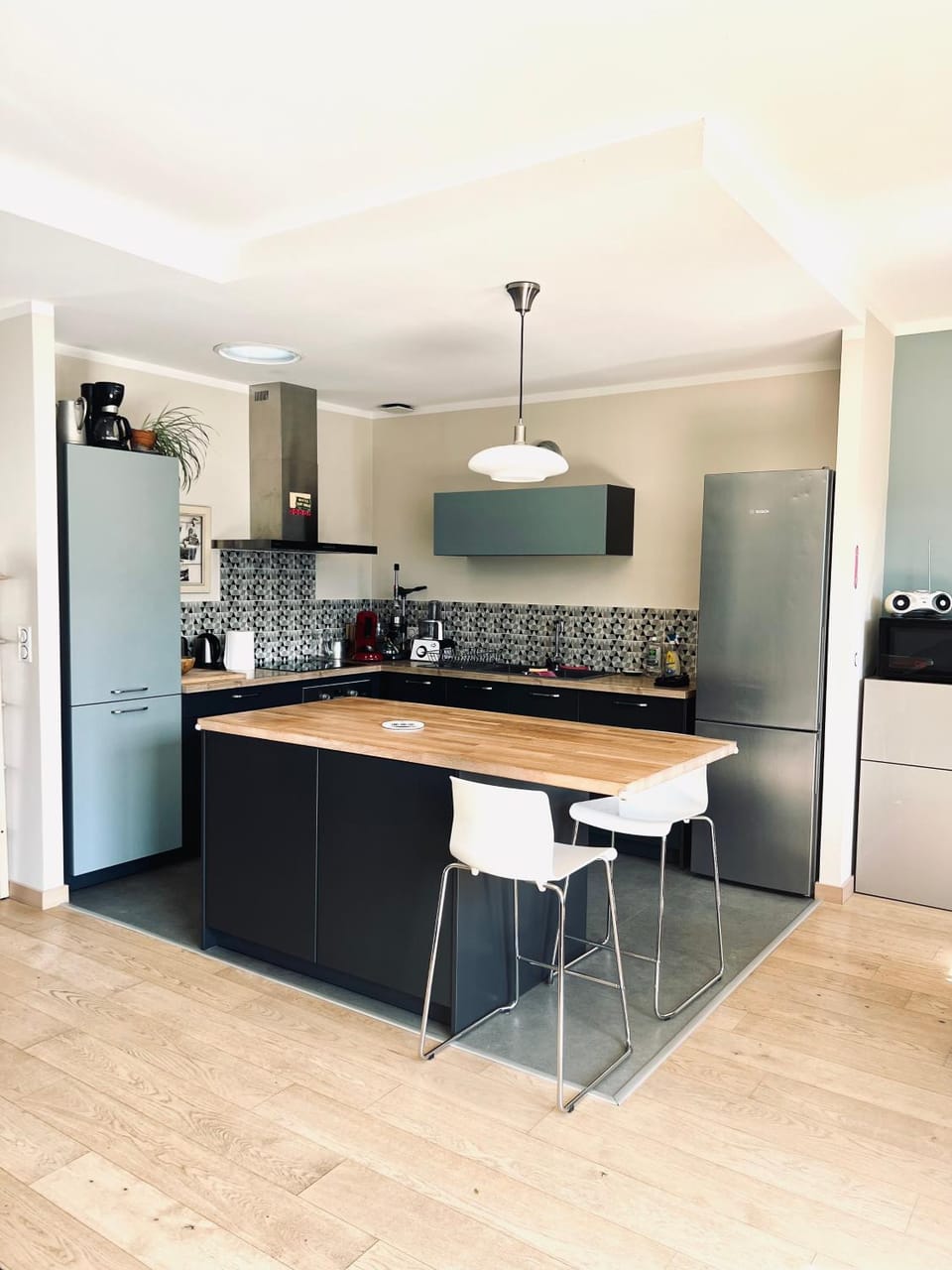 Kitchen or kitchenette, Dining area