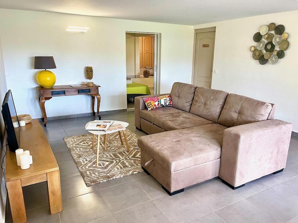 Living room, Seating area, internet