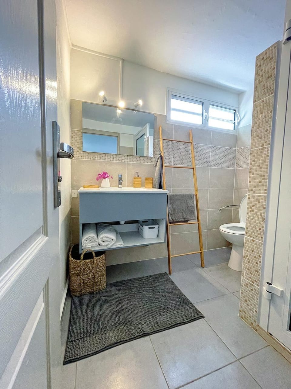Shower, Toilet, Bathroom, towels