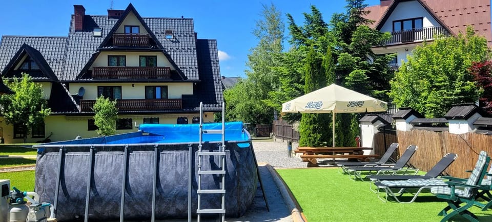 Property building, Swimming pool, sunbed