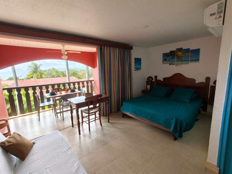 Bed, View (from property/room), Balcony/Terrace, Living room, Photo of the whole room, Decorative detail, Seating area, Bedroom, Sea view, cot, air conditioner