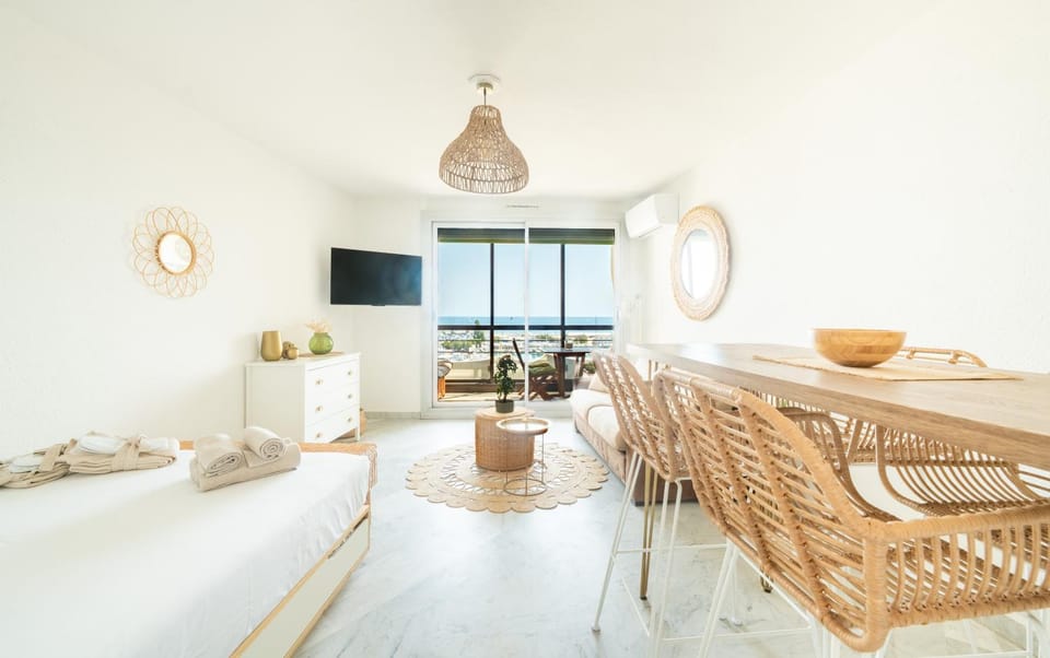 Bed, Living room