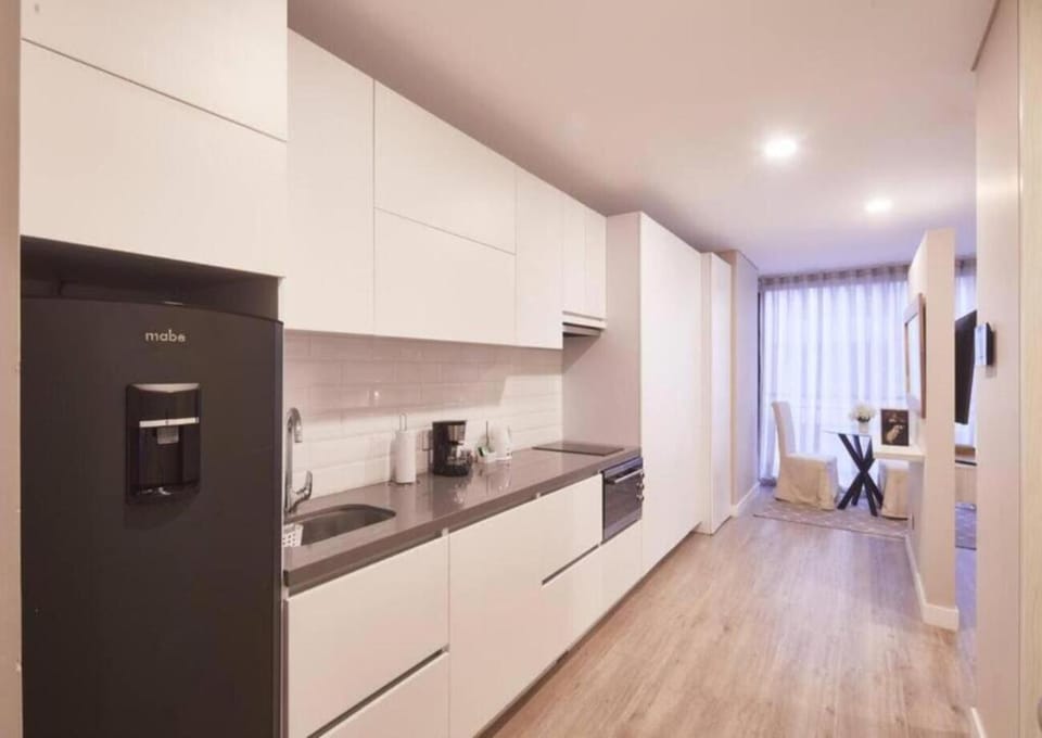 Coffee/tea facilities, Kitchen or kitchenette, Dining area, oven, stove