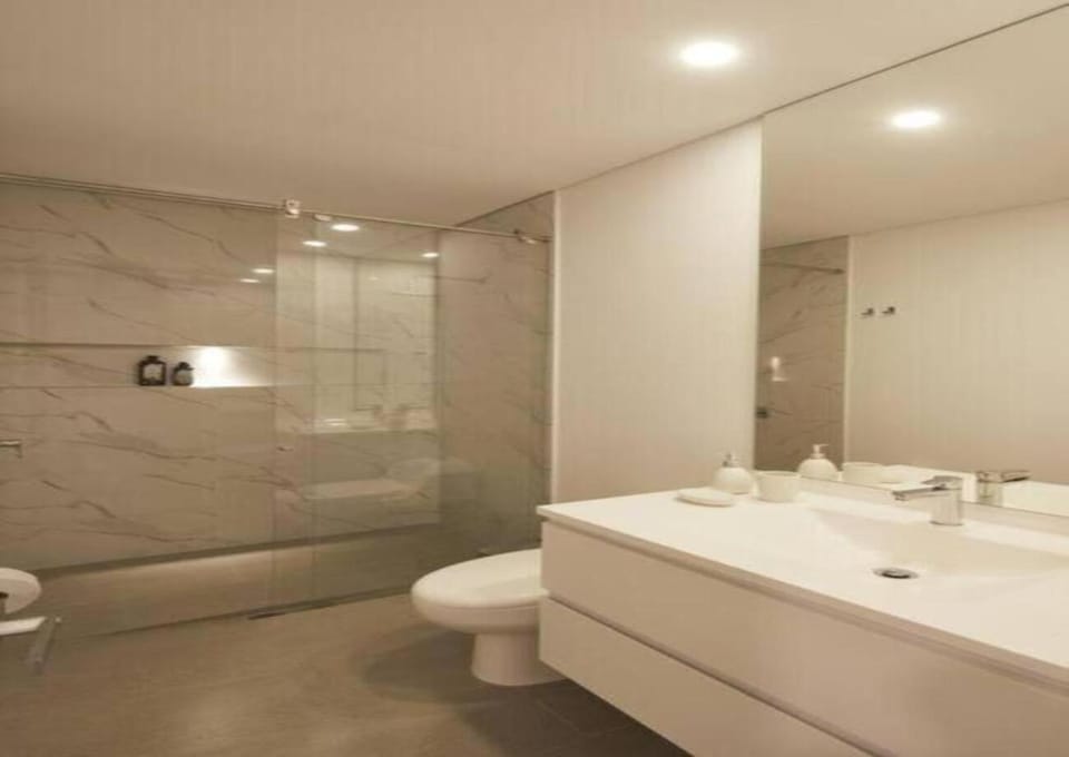 Shower, Toilet, Bathroom, towels