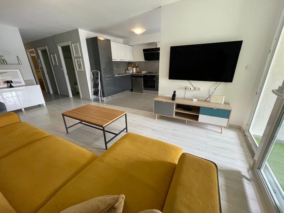 TV and multimedia, Living room, Seating area