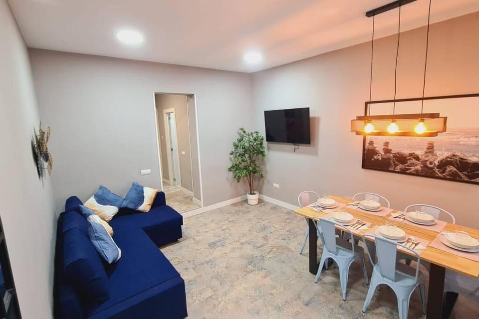 TV and multimedia, Living room, Seating area, Dining area