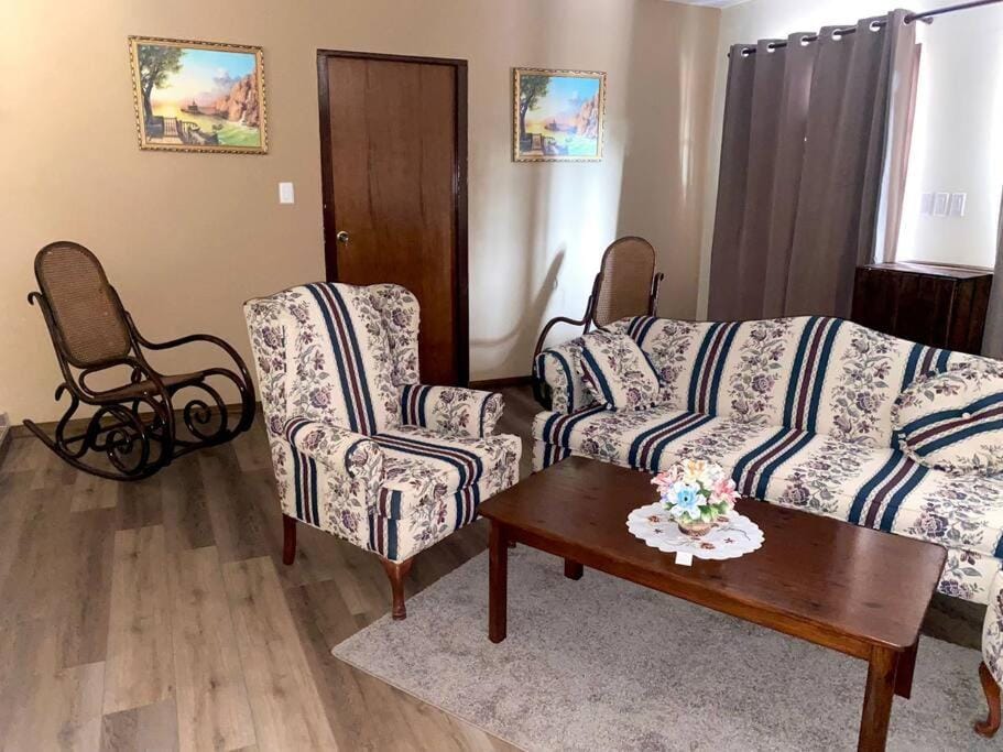 Cheerful 2-bedroom home with patio near city center Apartment in Willemstad
