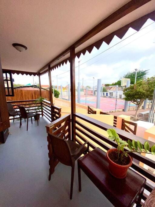 Cheerful 2-bedroom home with patio near city center Apartment in Willemstad
