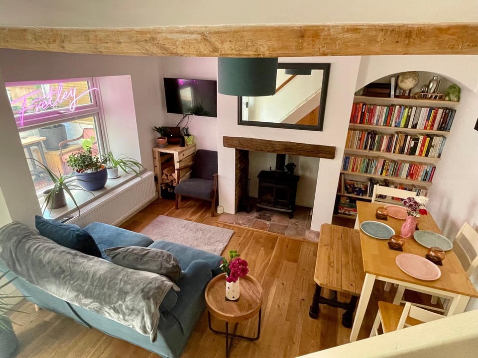 TV and multimedia, Living room, Seating area, Dining area