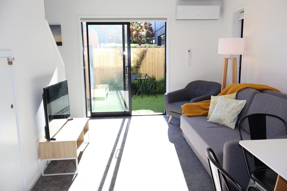 TV and multimedia, Living room, Photo of the whole room, Seating area, Evening entertainment, air conditioner