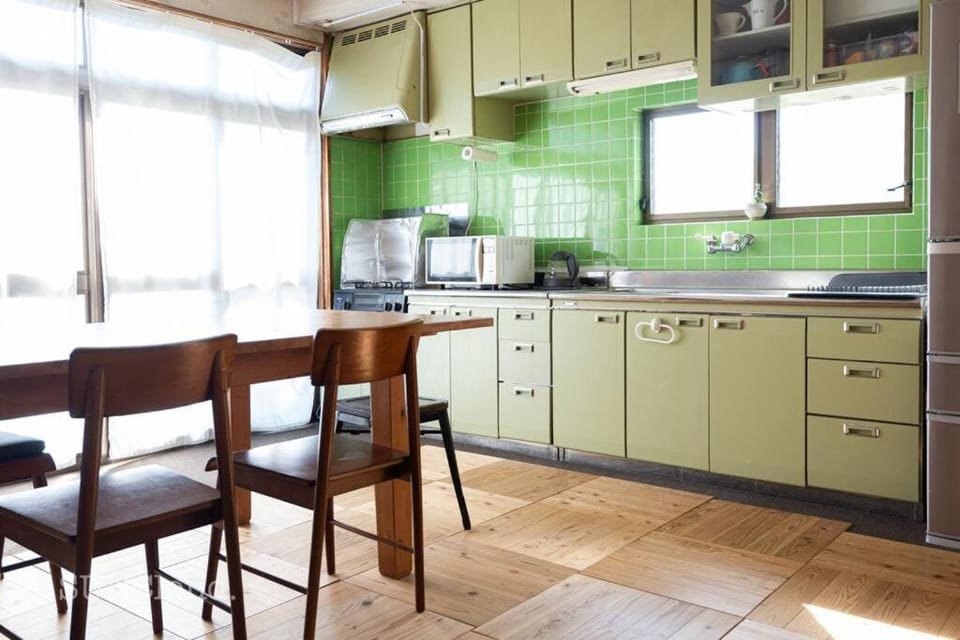 Kitchen or kitchenette, Dining area, minibar, stove