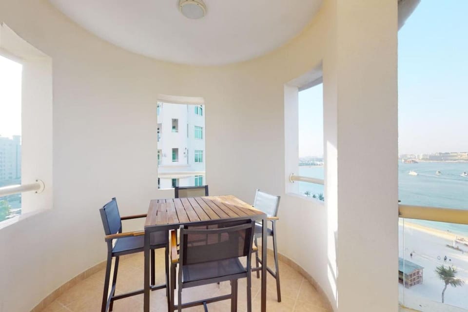 Al Dabas Beach Views, 3BD Sleeps 6, Beachfront Beach & Pool Access - DVH Holiday Homes Apartment in Dubai