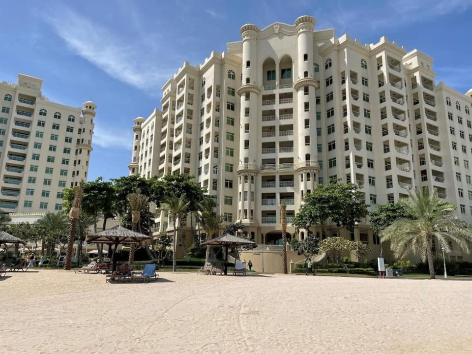 Al Dabas Beach Views, 3BD Sleeps 6, Beachfront Beach & Pool Access - DVH Holiday Homes Apartment in Dubai