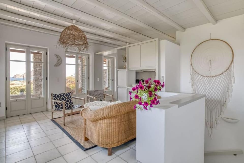 Kitchen or kitchenette, Living room, Seating area