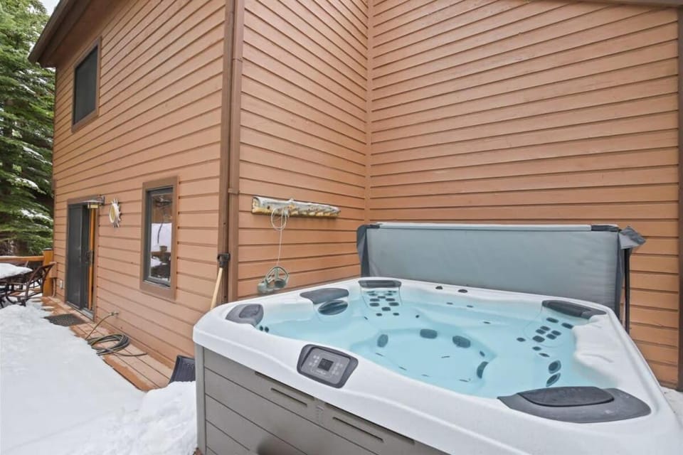 Charming 3BR with Hot Tub Walk to Town and Skiing House in Breckenridge