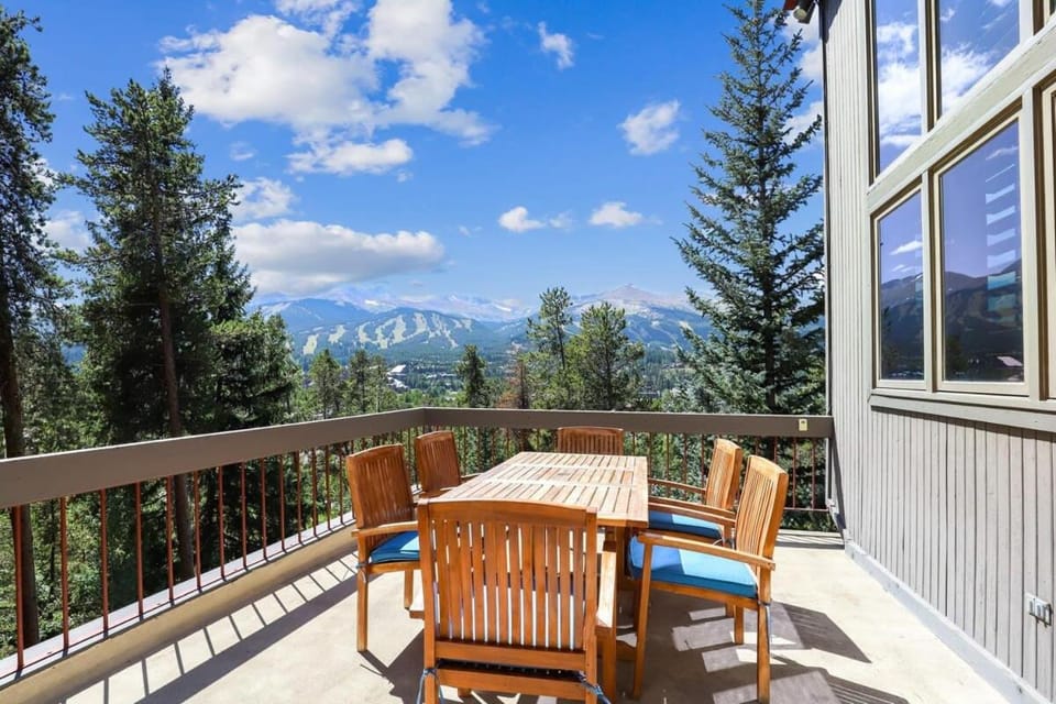 Bear Peak Lodge 1 Mile to Gondola and Great Views House in Breckenridge