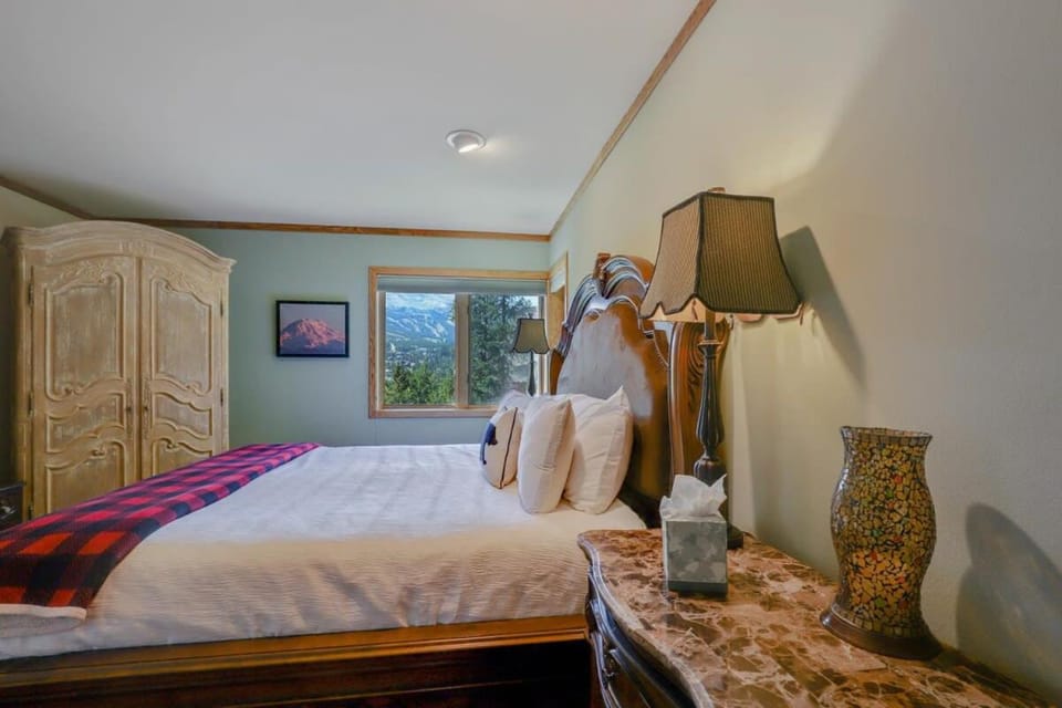 Bear Peak Lodge 1 Mile to Gondola and Great Views House in Breckenridge