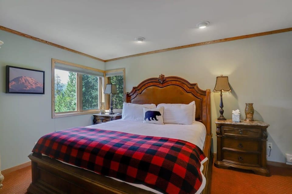 Bear Peak Lodge 1 Mile to Gondola and Great Views House in Breckenridge