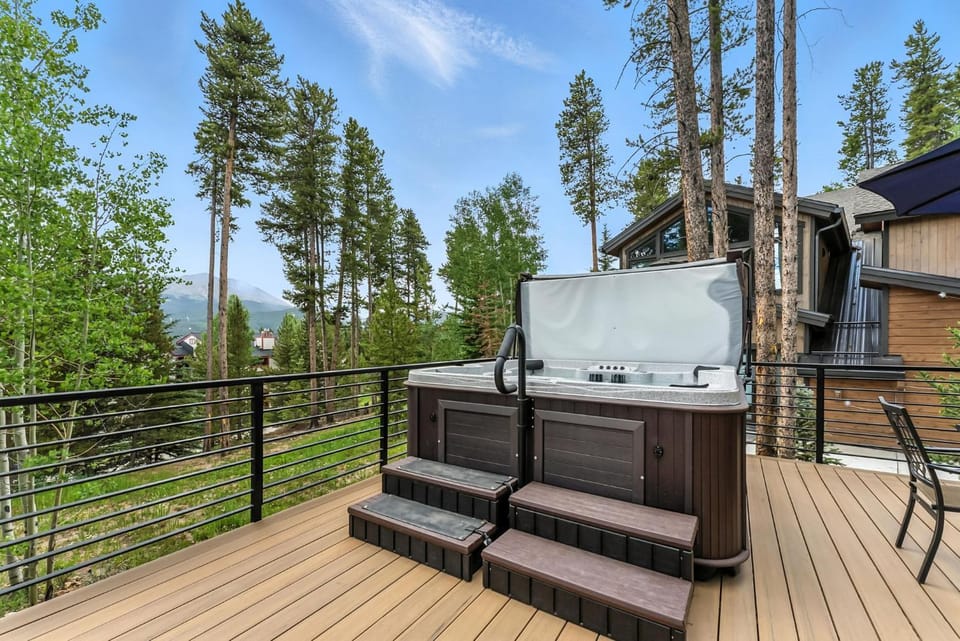 Luxurious 6BD Ski-in Ski-out in Heart of Breck! House in Breckenridge