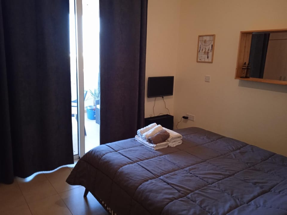 Bed, TV and multimedia, Bedroom, towels