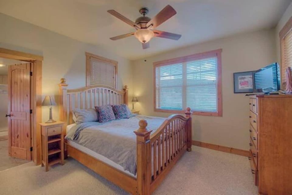 Spacious 4BR with Hot Tub Near BreckConnect Gondola House in Breckenridge