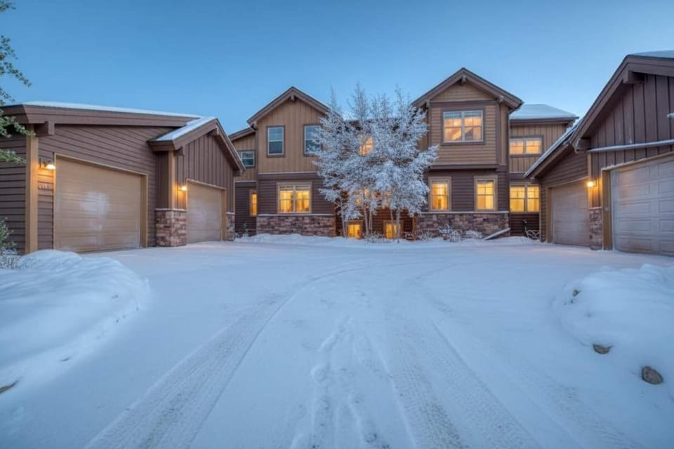 Spacious 4BR with Hot Tub Near BreckConnect Gondola House in Breckenridge