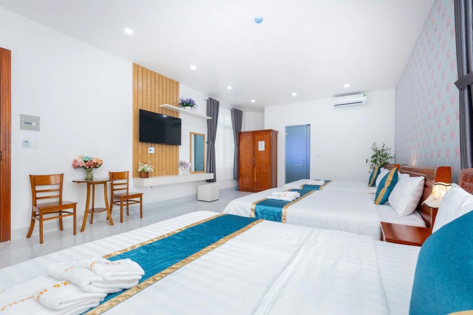 Communal lounge/ TV room, Bed, Living room, Seating area, Evening entertainment, Bedroom, air conditioner