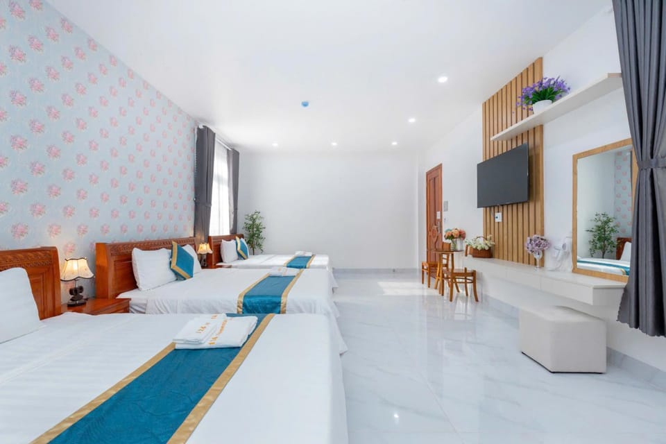 Bed, TV and multimedia, Living room, Photo of the whole room, Seating area, Evening entertainment, Bedroom