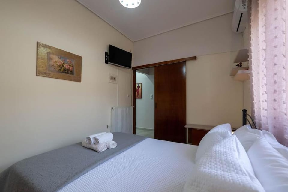 Bed, TV and multimedia, Photo of the whole room, Bedroom, towels, air conditioner