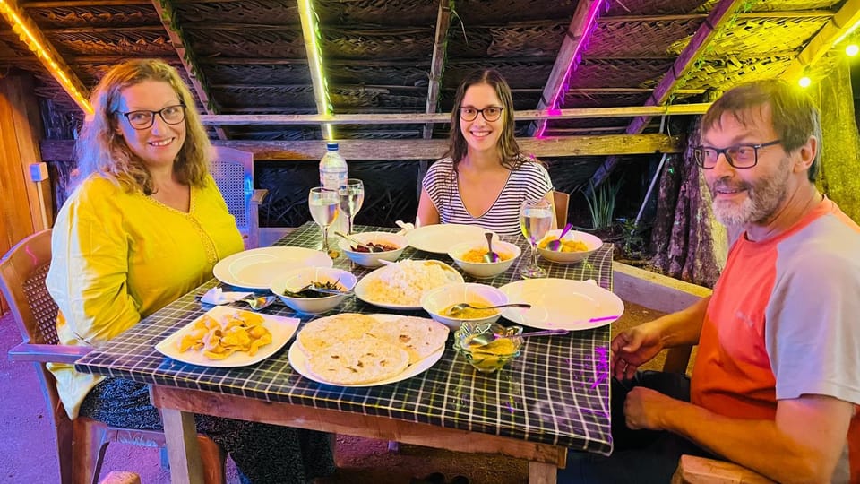 Restaurant/places to eat, Food and drinks, Guests, Dinner, Drinks