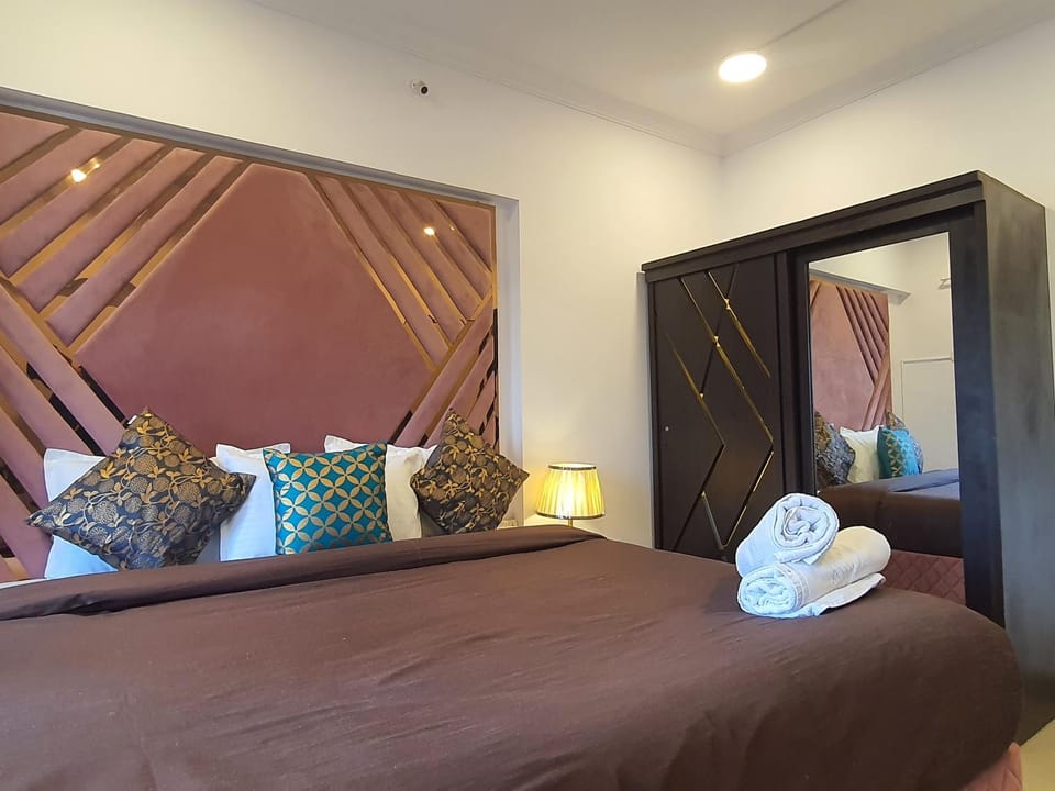 Bed, Bedroom, towels