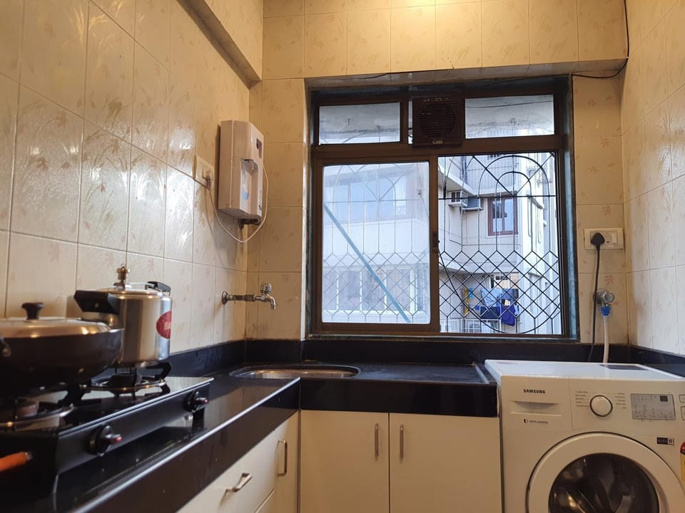 Kitchen or kitchenette, minibar, stove, washing machine