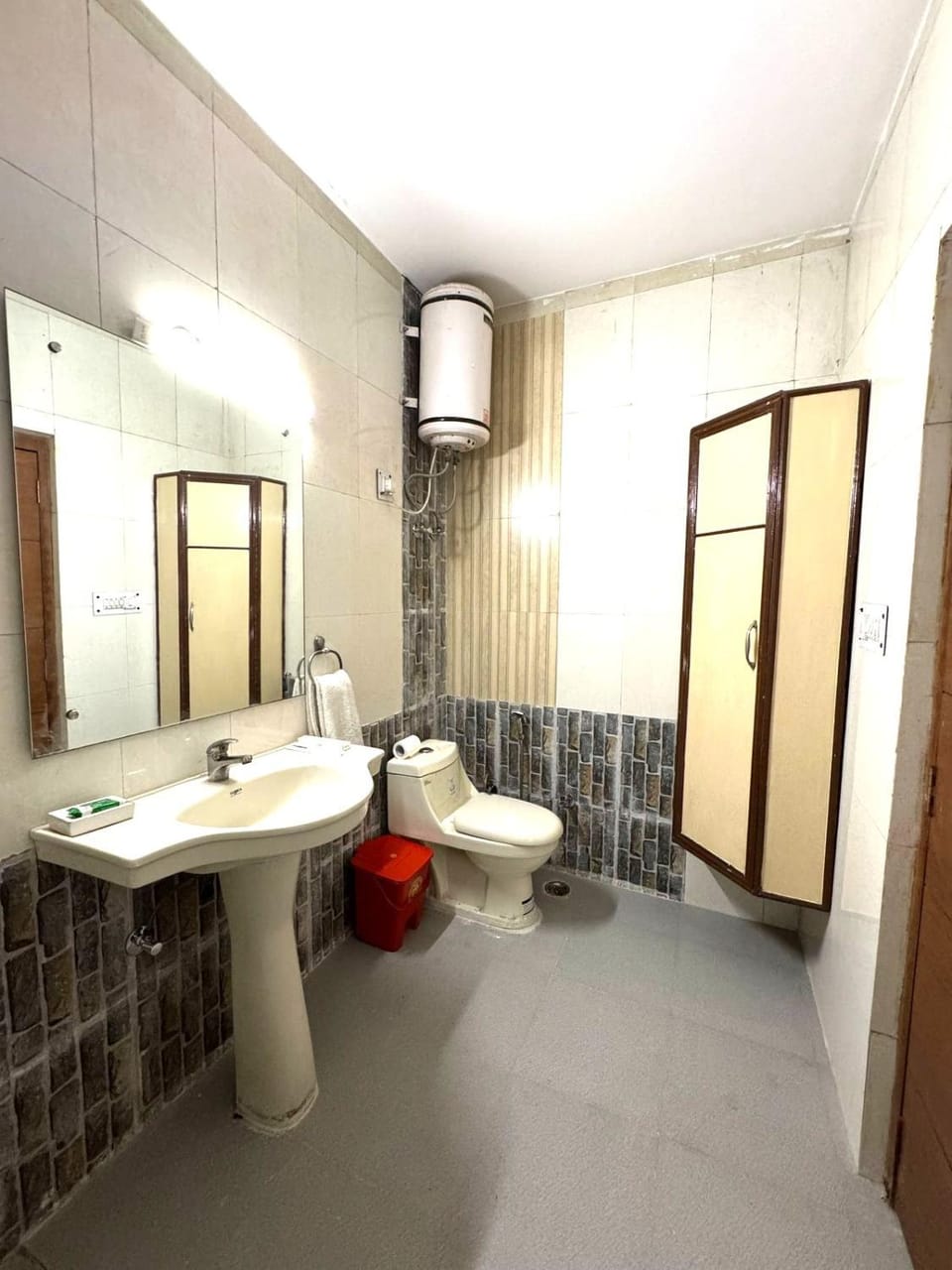 Bathroom, towels