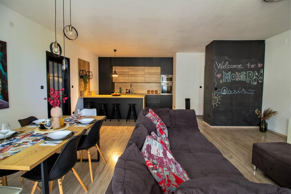 Kitchen or kitchenette, Living room, Seating area, Dining area
