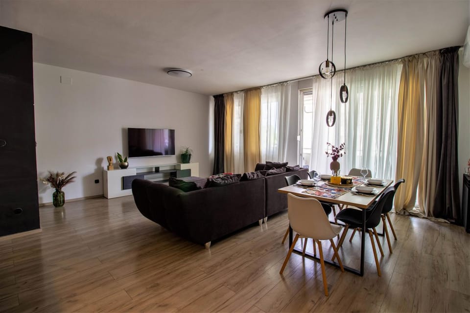 Communal lounge/ TV room, TV and multimedia, Living room, Seating area, Dining area, Evening entertainment