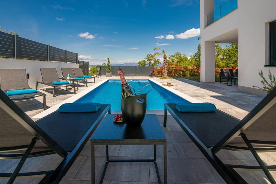 Pool view, Swimming pool, sunbed
