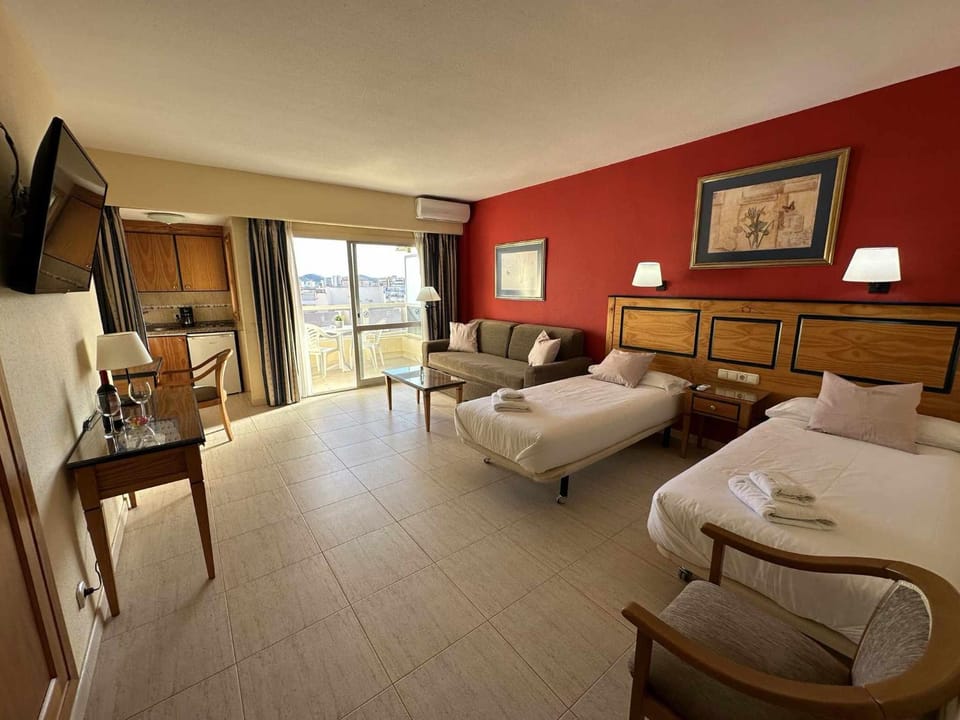 Communal lounge/ TV room, Bed, TV and multimedia, Balcony/Terrace, Kitchen or kitchenette, Living room, Photo of the whole room