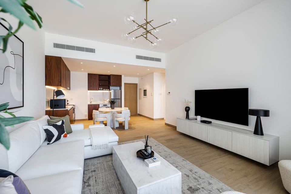 TV and multimedia, Kitchen or kitchenette, Living room, Seating area, Dining area, stove