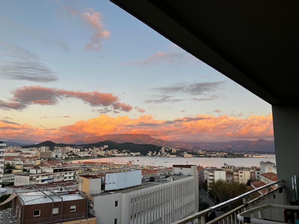 Très bel appartement avec terrasse de 87m2 avec une superbe vue panoramique sur la baie d Ajaccio Apartment in Ajaccio