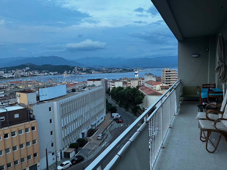 Très bel appartement avec terrasse de 87m2 avec une superbe vue panoramique sur la baie d Ajaccio Apartment in Ajaccio
