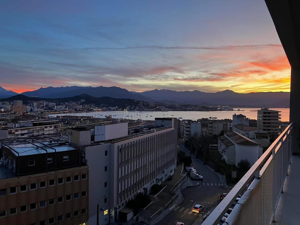 Très bel appartement avec terrasse de 87m2 avec une superbe vue panoramique sur la baie d Ajaccio Apartment in Ajaccio