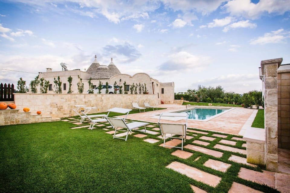 Pool view, Parking