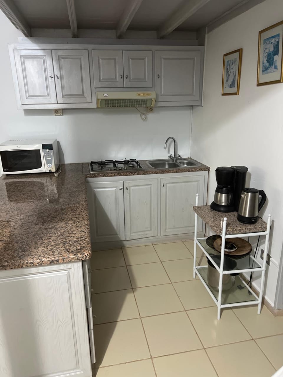 Beach house wing in kerkennah island. Fully equipped place for 4 guests and peaceful relaxing stay. Calm sea and beautiful sun rise that can be enjoyed straight on the beach or from the house terrace. Apartment in Tunisia
